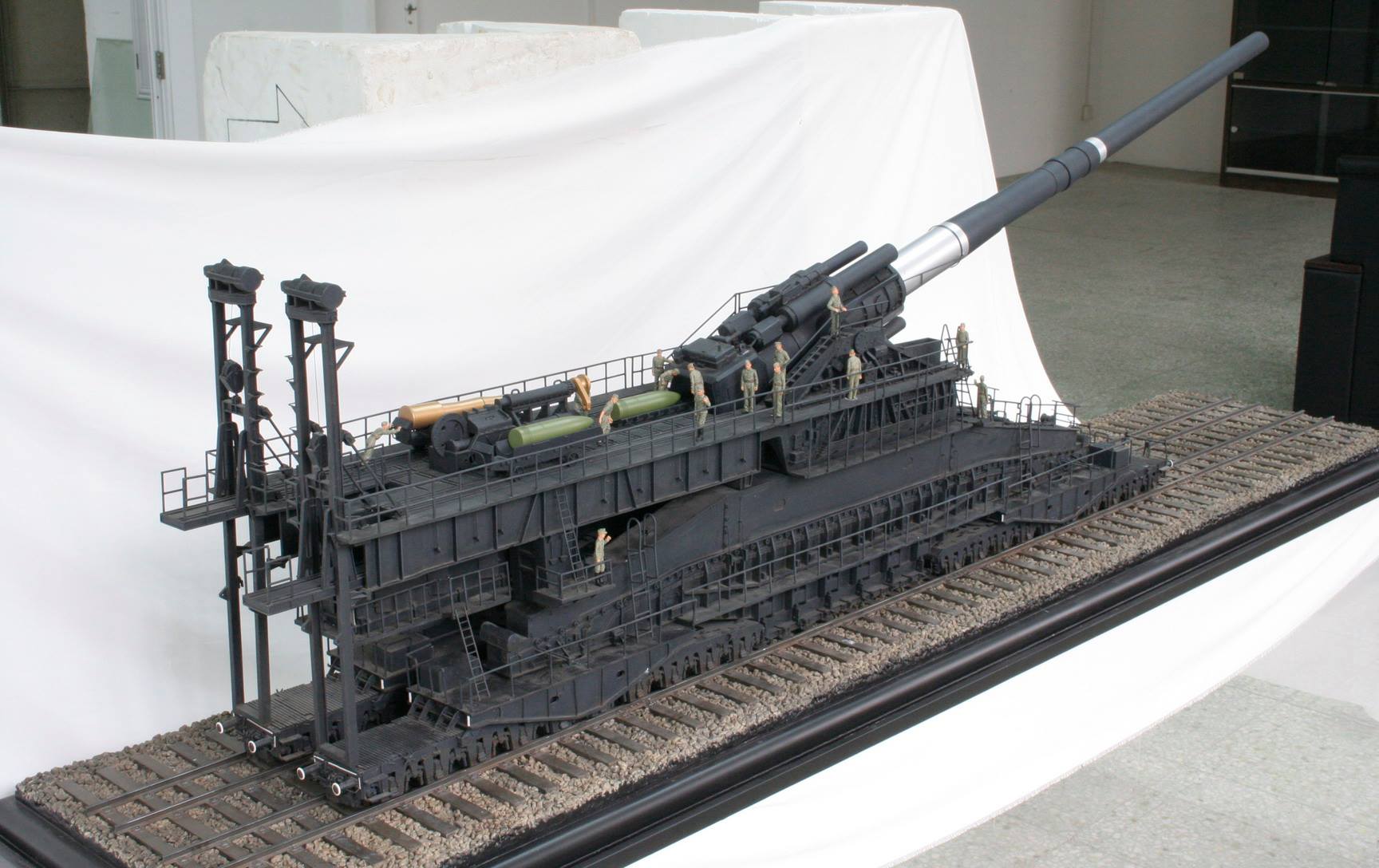 1/35 scale WWII German 80cm Dora Railway Gun ( Released in 2007.